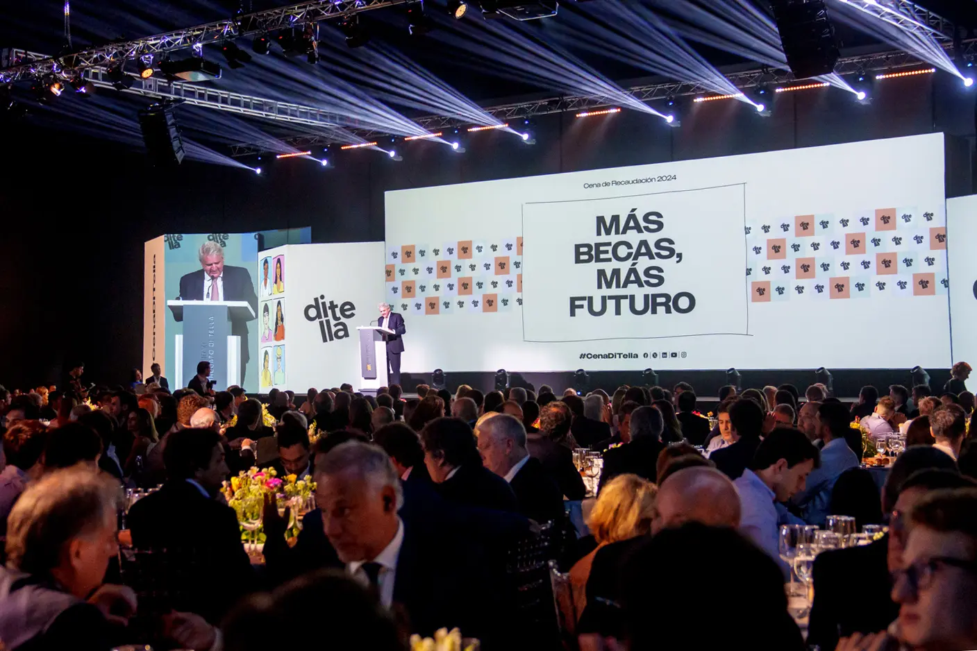 01. A salón lleno, el rector Juan José Cruces brinda unas palabras en la 14.ª Cena de Recaudación de la Di Tella.webp